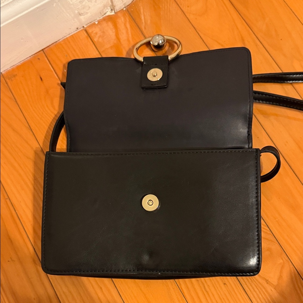 Elegant Black Leather Crossbody Bag - Picture 3 of 6